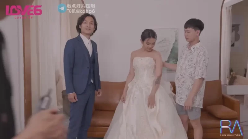 穿着婚纱口交操到高潮，结婚现场给老公戴个绿帽，婚纱总是最色的情趣装-百宝袋